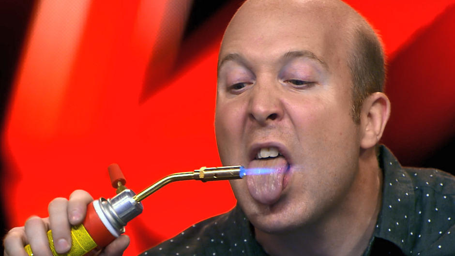 Ian schockt und fasziniert mit seinem Kettensägen-Act Ian schockt und fasziniert mit seinem Kettensägen-Act