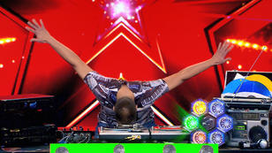 Andreas' Auftritt als DJ floppt trotz vollem Körpereinsatz Andreas' Auftritt als DJ floppt trotz vollem Körpereinsatz