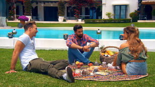 Jessica belohnt David und Sebastian mit einem Picknick Jessica belohnt David und Sebastian mit einem Picknick