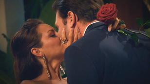 Kristina bekommt die letzte Rose von Daniel Kristina bekommt die letzte Rose von Daniel