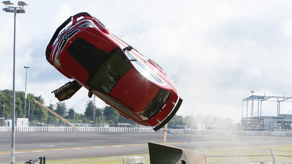 Schwerer Crash: Semir fliegt von der Rennstrecke Schwerer Crash: Semir fliegt von der Rennstrecke