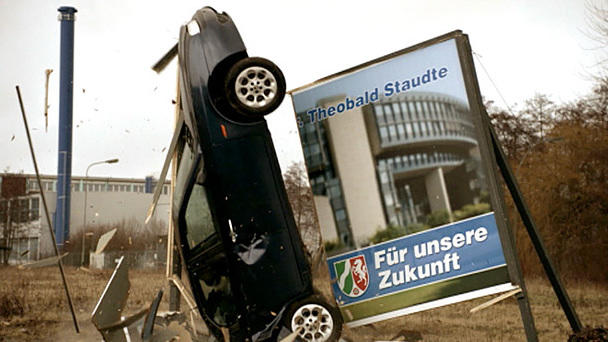 Der Gangster-Wagen wird in die Luft katapultiert Der Gangster-Wagen wird in die Luft katapultiert