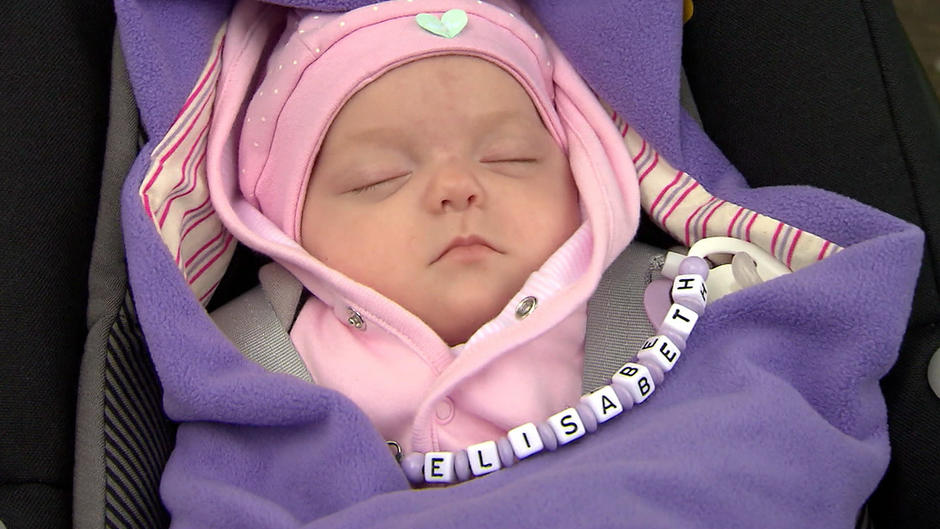 Lassen Sie Babys nie unbeaufsichtigt im Autositz schlafen Lassen Sie Babys nie unbeaufsichtigt im Autositz schlafen