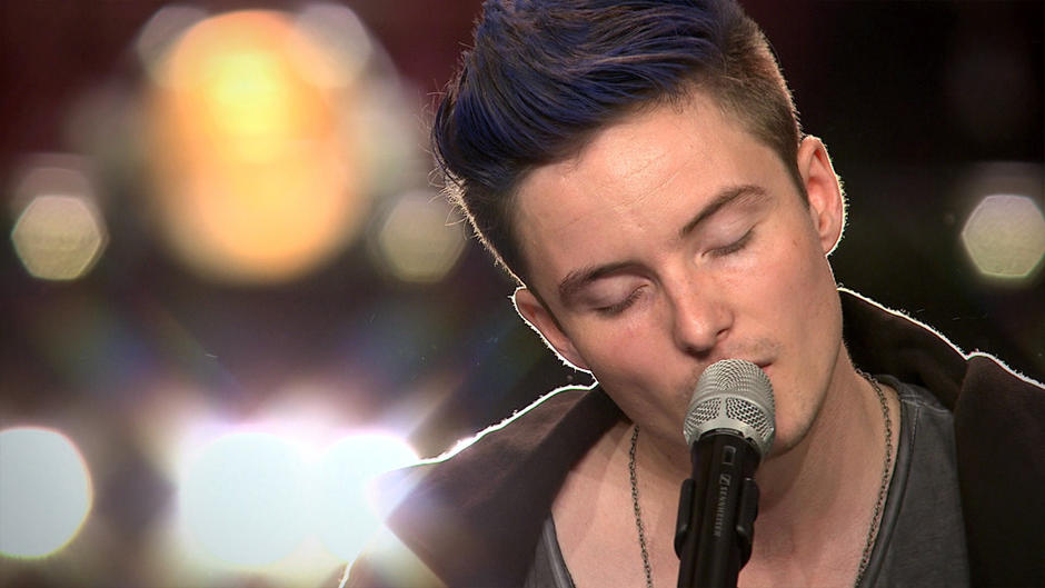 Tim Peters rockt mit "Dunkelblau" die Bühne Tim Peters rockt mit "Dunkelblau" die Bühne
