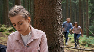 Antonia versteckt sich vor Pauline und Finn im Wald Antonia versteckt sich vor Pauline und Finn im Wald
