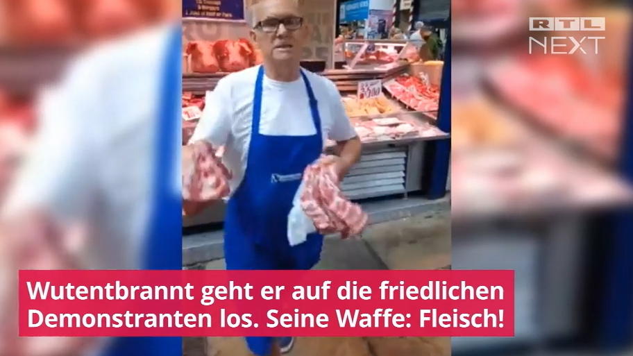 Fleischer geht mit Fleischstücken auf Veganer los Fleischer geht mit Fleischstücken auf Veganer los
