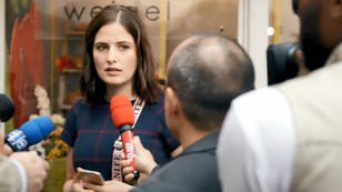 Larissa wird von der Presse bedrängt Larissa wird von der Presse bedrängt