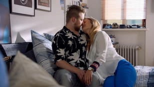 Jonas und Sophie kommen sich sehr nah Jonas und Sophie kommen sich sehr nah