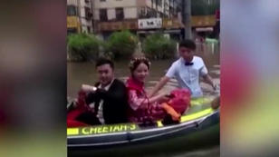 Trotz Unwetter: Hochzeit im Gummiboot Trotz Unwetter: Hochzeit im Gummiboot