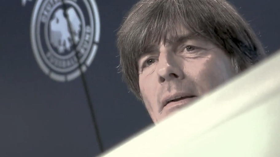 Löw lächelt WM-Schmach einfach weg Löw lächelt WM-Schmach einfach weg