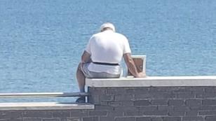 Jeden Morgen mit Bild von toter Frau am Strand Jeden Morgen mit Bild von toter Frau am Strand