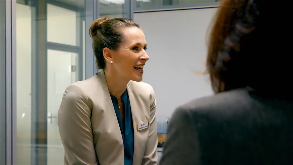 Heike nähert sich ihren Kollegen an Heike nähert sich ihren Kollegen an