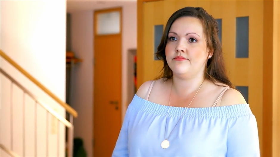 Nadine wird von ihrer Schwiegermutter verletzt Nadine wird von ihrer Schwiegermutter verletzt