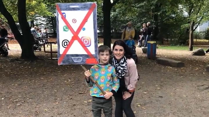 Kinder demonstrieren gegen Eltern am Handy Kinder demonstrieren gegen Eltern am Handy
