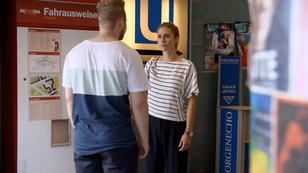 Sophie hält Jonas auf Abstand Sophie hält Jonas auf Abstand