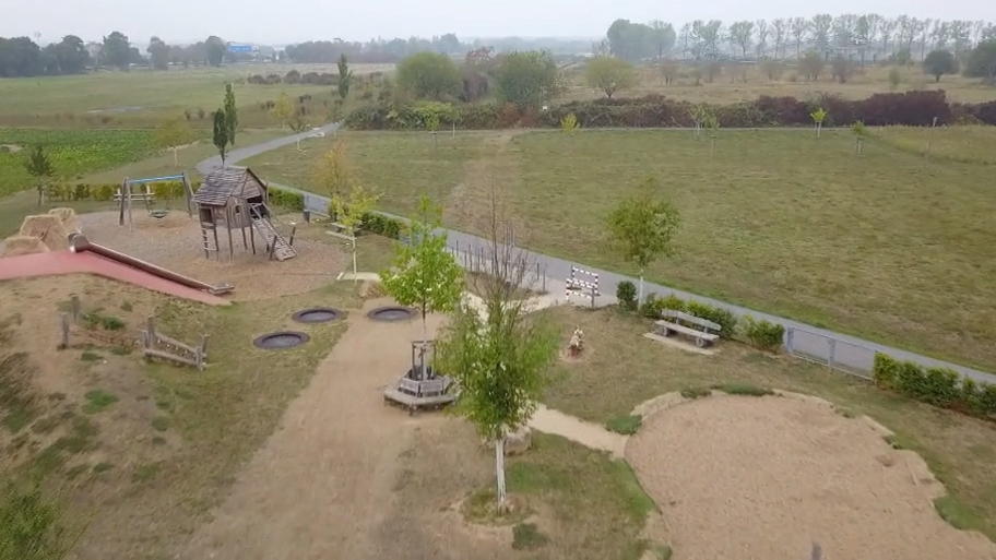 Dieser Spielplatz mitten im Nirwana wird nicht genutzt Dieser Spielplatz mitten im Nirwana wird nicht genutzt