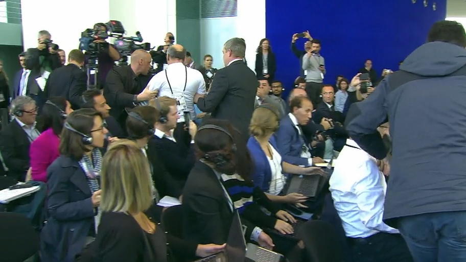 Bei Pressekonferenz: Ertugrul Yigit wird abgeführt Bei Pressekonferenz: Ertugrul Yigit wird abgeführt