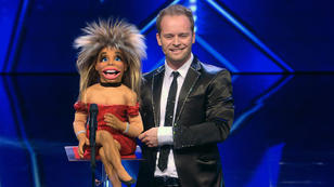 Bauchredner Peter Farver Norgaard singt mit Tina Turner Bauchredner Peter Farver Norgaard singt mit Tina Turner