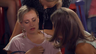 Isabelle bekommt vor Pauline einen Schwächeanfall Isabelle bekommt vor Pauline einen Schwächeanfall