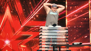 Hammer! JD Anderson rammt sich durch 200 Kilo Eis Hammer! JD Anderson rammt sich durch 200 Kilo Eis