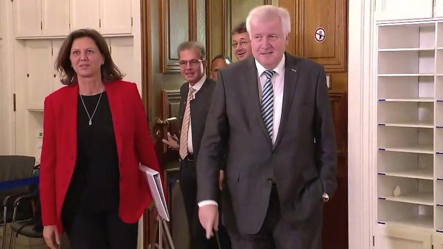 Horst Seehofer deutet Rücktritt von Parteivorsitz an Horst Seehofer deutet Rücktritt von Parteivorsitz an