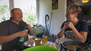 Beim Kochen sind Guy und Kathrin ein Team Beim Kochen sind Guy und Kathrin ein Team