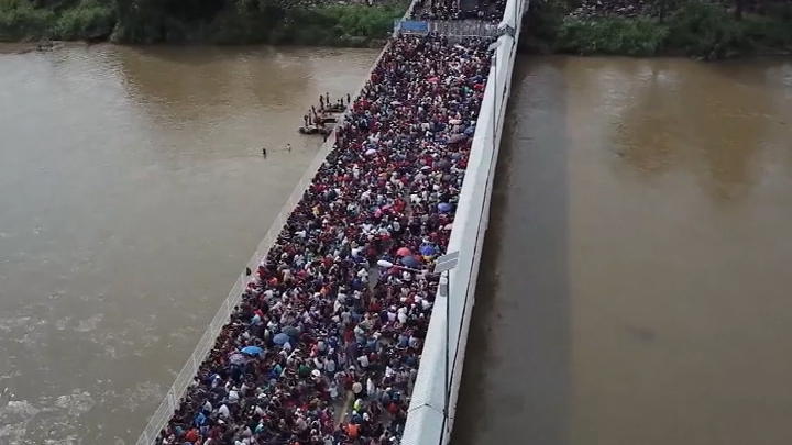Tausende Migranten strömen in die USA Tausende Migranten strömen in die USA