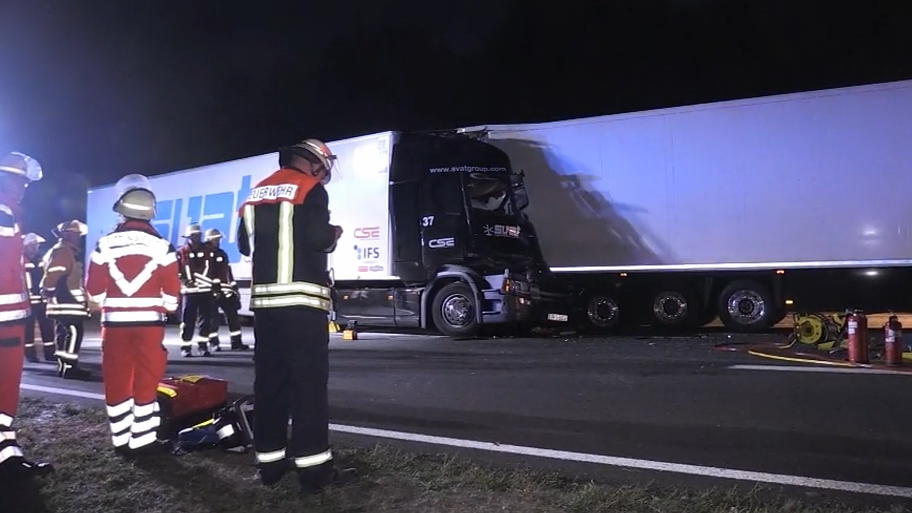 Vier Lastwagen krachen auf A3 aufeinander Vier Lastwagen krachen auf A3 aufeinander
