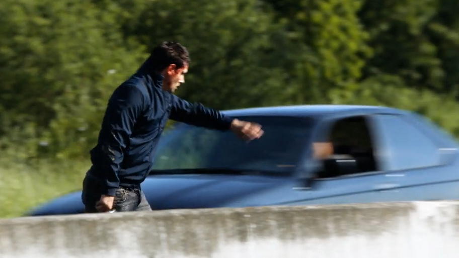 Verwirrt, blutüberlaufen – mitten auf der Autobahn! Verwirrt, blutüberlaufen – mitten auf der Autobahn!
