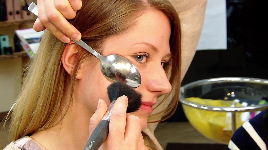 Beauty-Hacks im Test: So geht Schminken ganz einfach Beauty-Hacks im Test: So geht Schminken ganz einfach
