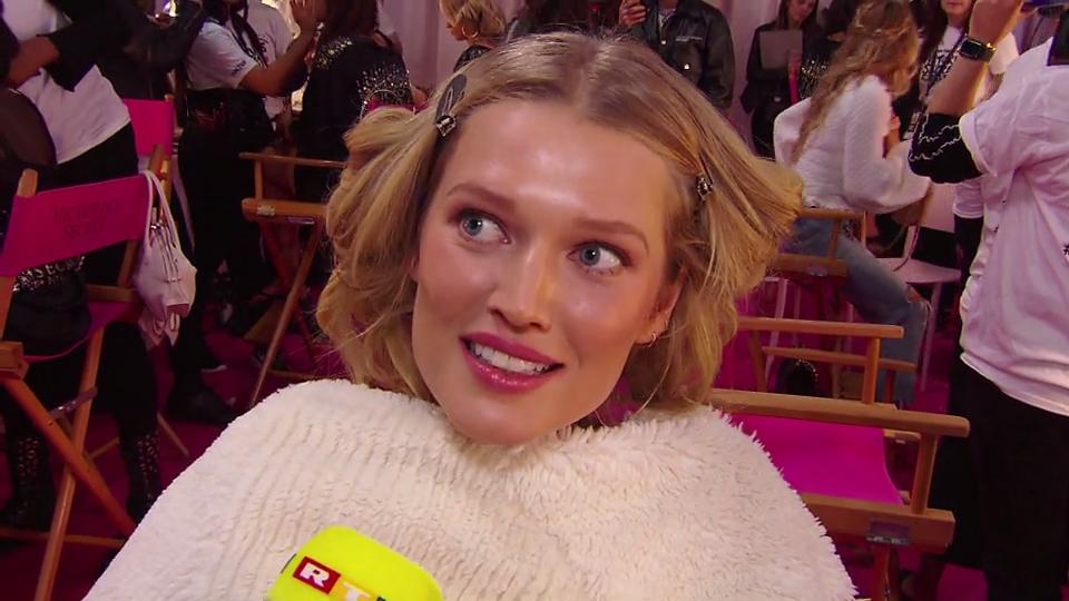 Backstage bei den Dessous-Engeln Backstage bei den Dessous-Engeln