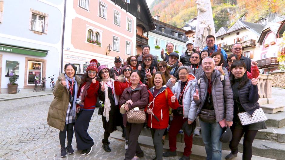 Touristen überrennen idyllisches Alpendorf Touristen überrennen idyllisches Alpendorf