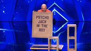 Illusionist "Psycho Jack" schwebt mit seiner Kiste Illusionist "Psycho Jack" schwebt mit seiner Kiste