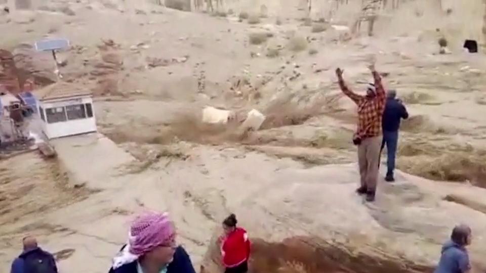 Tausende Touristen aus Petra gerettet Tausende Touristen aus Petra gerettet