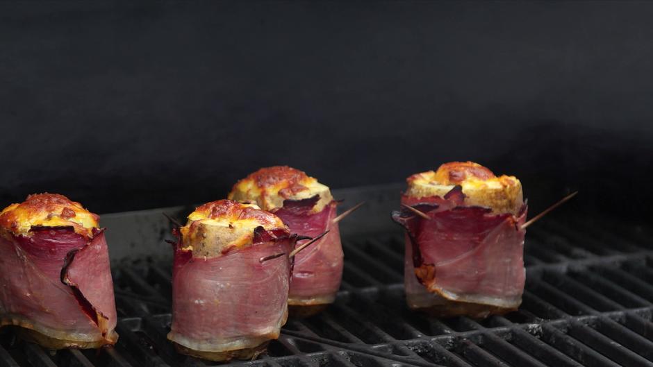 So machen Sie Kartoffel-Bacon-Bombs So machen Sie Kartoffel-Bacon-Bombs