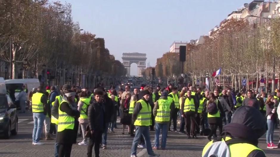 Frau stirbt bei Spritpreis-Protesten in Frankreich Frau stirbt bei Spritpreis-Protesten in Frankreich