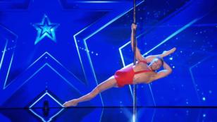 Atemberaubende Performance an der Stange Atemberaubende Performance an der Stange