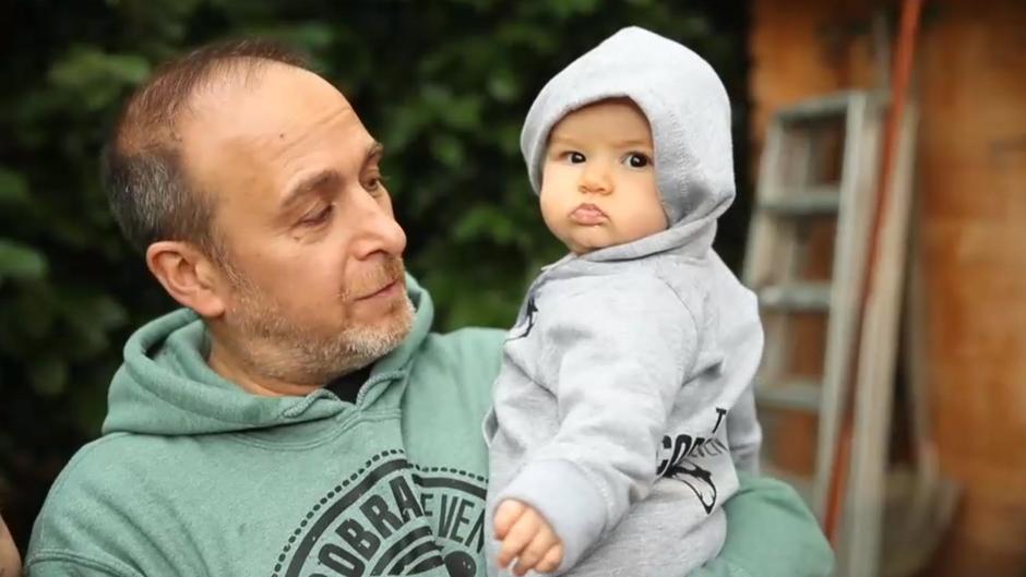 Hier zeigt der Schauspieler stolz seine Familie Hier zeigt der Schauspieler stolz seine Familie
