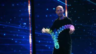 Joshua erweckt das "Slinky" zum Leben Joshua erweckt das "Slinky" zum Leben