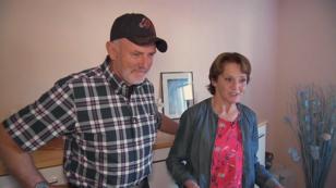 Inge zeigt Andreas ihre Wohnung Inge zeigt Andreas ihre Wohnung