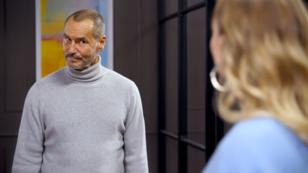 Richard wird bei Isabelles Reichtum misstrauisch Richard wird bei Isabelles Reichtum misstrauisch