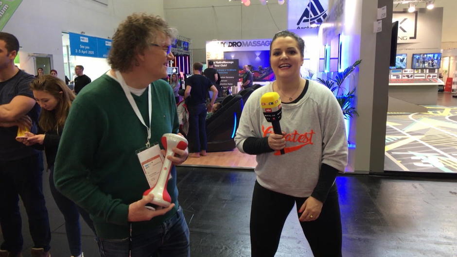 Frau Bauer und ihr Schewinehund auf der FIBO Frau Bauer und ihr Schewinehund auf der FIBO