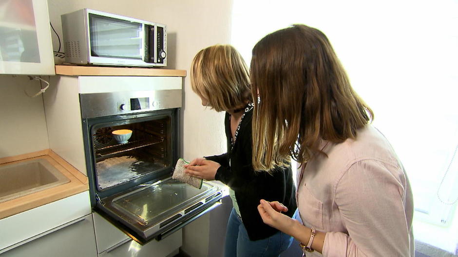 Putzen ohne Chemie - dieser Backofen-Trick beweist es! Putzen ohne Chemie - dieser Backofen-Trick beweist es!