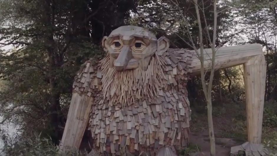 Was machen denn diese Holz-Riesen im Wald? Was machen denn diese Holz-Riesen im Wald?