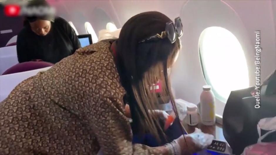 Naomi Campbell putzt im Flugzeug Naomi Campbell putzt im Flugzeug