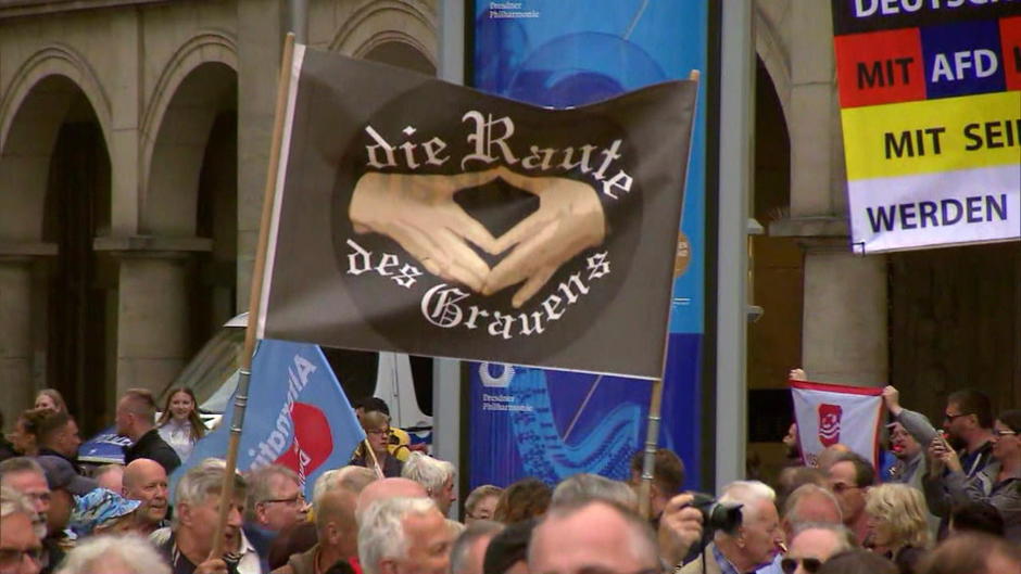 Pfiffe und Buh-Rufe für Merkel von Pegida-Anhänger Pfiffe und Buh-Rufe für Merkel von Pegida-Anhänger