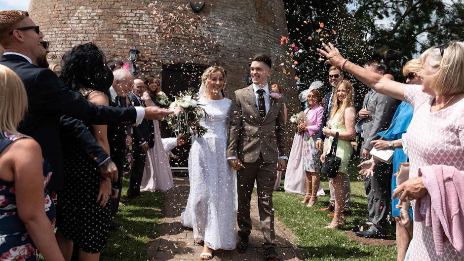 Braut heiratet im Billig-Kleid Braut heiratet im Billig-Kleid