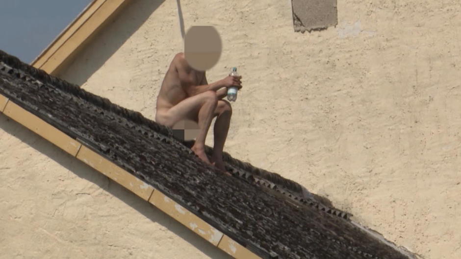 Nackter Mann weigert sich vom Dach zu kommen Nackter Mann weigert sich vom Dach zu kommen