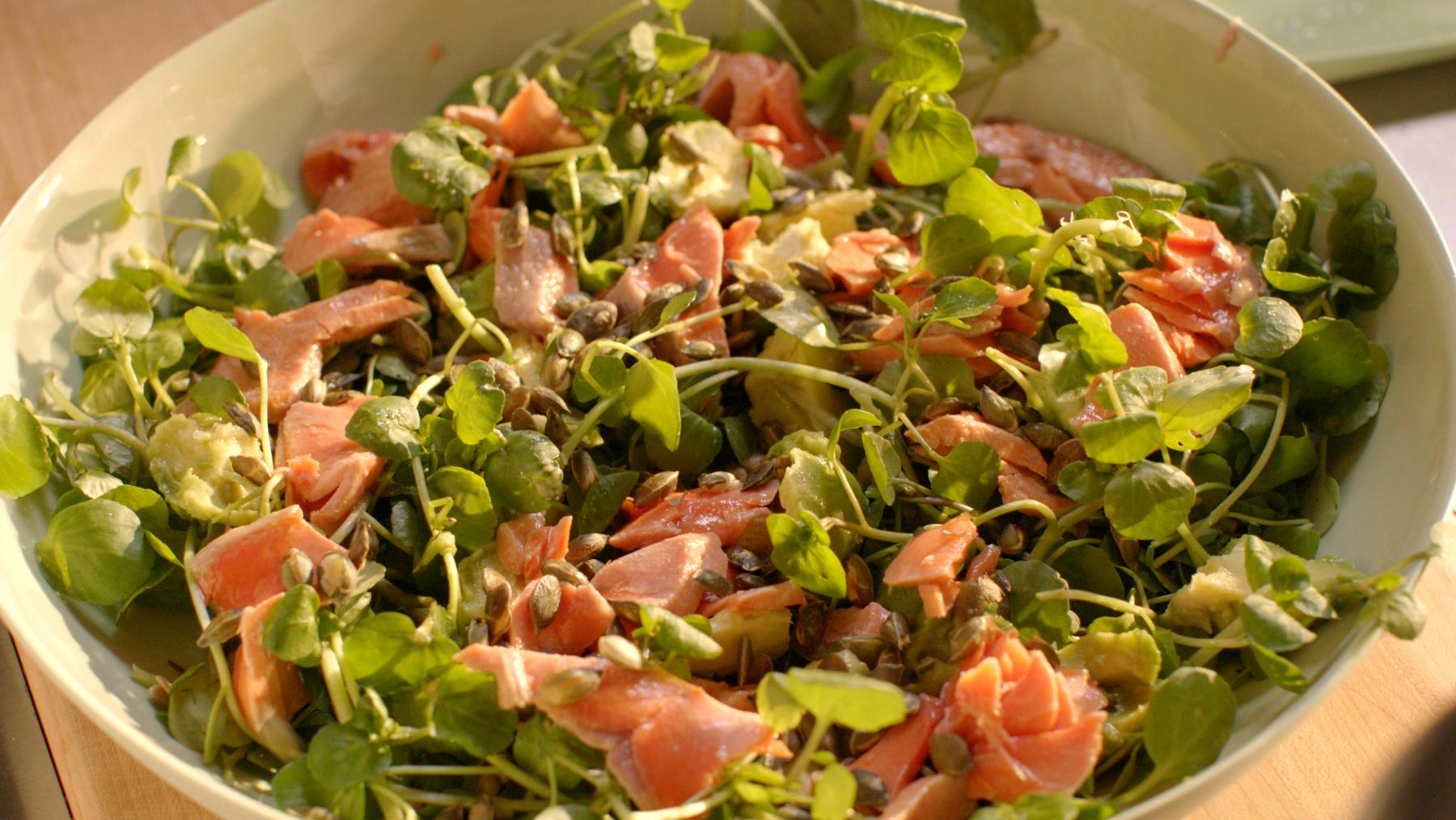 Salat mit Lachs, Avocado, Brunnenkresse und Kürbiskernen - Simply Nigella