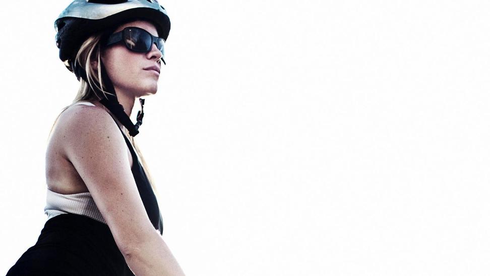 Frau mit Fahrradhelm und Sonnenbrille